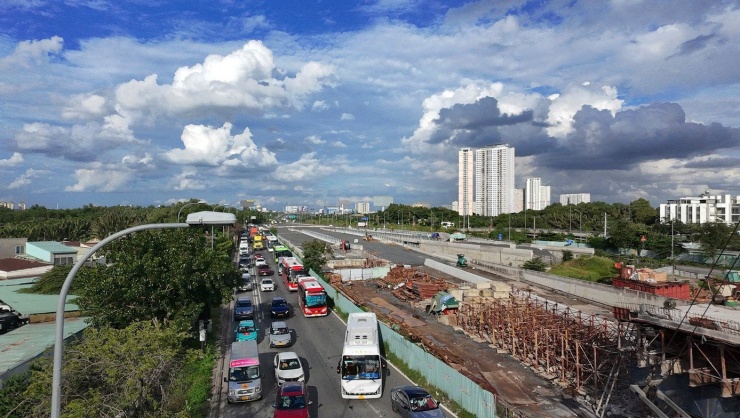 Dòng phương tiện nối đuôi di chuyển chậm trên đường dẫn cao tốc TPHCM - Long Thành - Dầu Giây hướng về nút giao thông An Phú. Ảnh: Hữu Huy