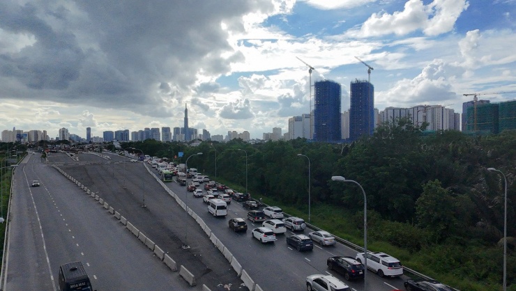 Dòng phương tiện xếp hàng dài trên đường dẫn cao tốc TPHCM - Long Thành - Dầu Giây trong giờ cao điểm chiều 2/9.