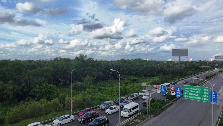 Trong khi đó, ở hướng ngược lại (từ TPHCM đi Đồng Nai), giao thông lại rất thông thoáng.