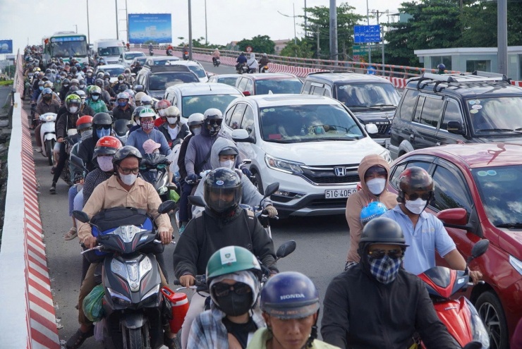 Cầu vượt nút giao thông Bình Thuận trên đường Lê Khả Phiêu (quốc lộ 1) - cửa ngõ phía Tây TPHCM ken cứng người xe vào chiều 2/9.