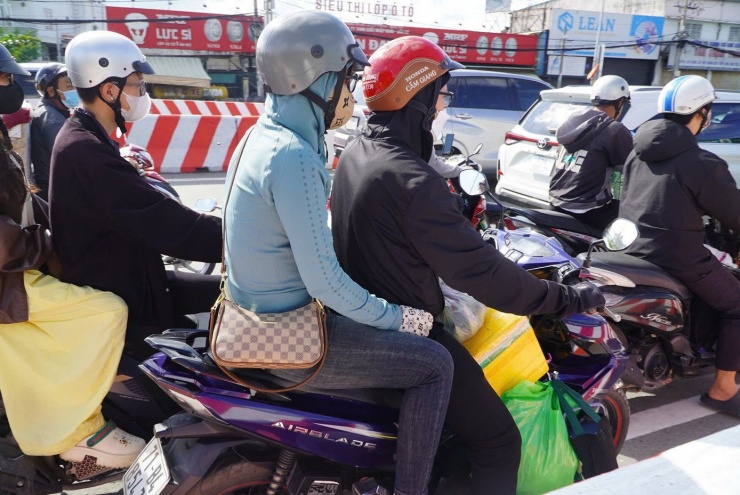 Dòng người từ các tỉnh miền Tây đổ về thành phố bằng xe máy.