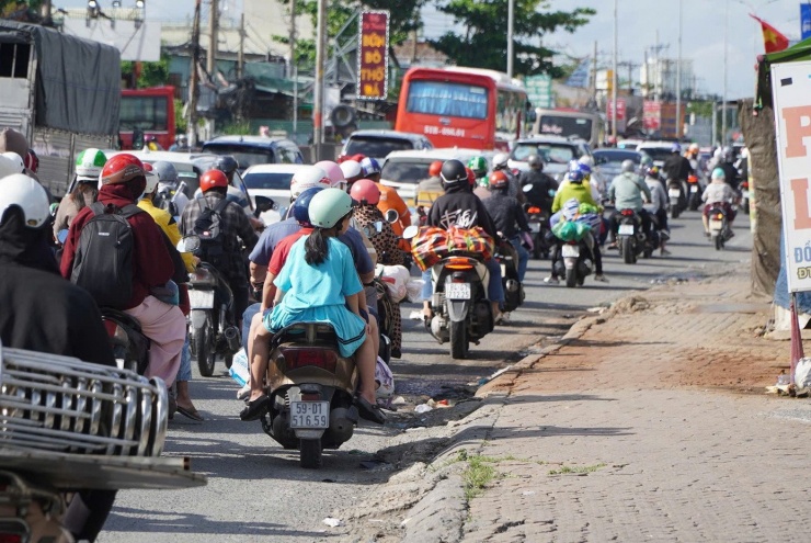 Đoạn đường Lê Khả Phiêu (từ cầu vượt nút giao thông Bình Thuận đến giao lộ giữa đường Nguyễn Hữu Trí – Hoàng Đạo Thúy) chật kín xe.