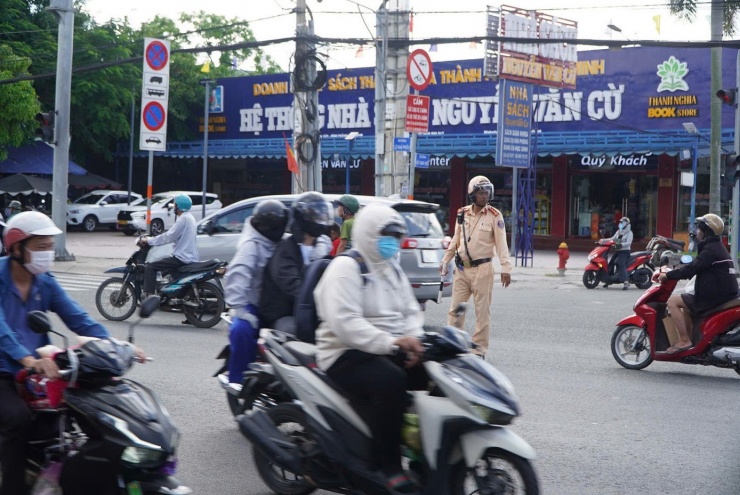 Lực lượng CSGT túc trực ở các giao lộ trên quốc lộ 1 để điều tiết giao thông.