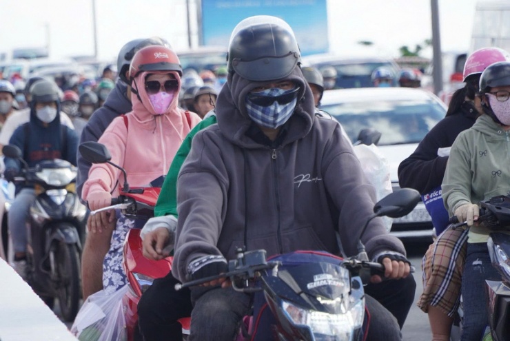 Đến hơn 17h, phương tiện tham gia giao thông ở cửa ngõ phía Tây TPHCM tiếp tục tăng.