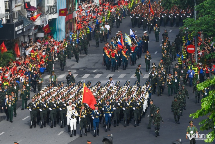 Các khối diễu binh nước ngoài đi qua phố Cửa Nam. Ảnh: Trần Đức Anh