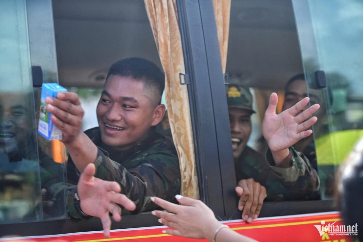 Các chiến sĩ Quân đội Campuchia niềm nở bắt tay với người dân Việt Nam. Ảnh: Nguyễn Huế