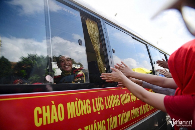 Người dân vẫy tay cảm ơn các chiến sĩ Quân đội nhân dân Lào. Ảnh: Nguyễn Huế