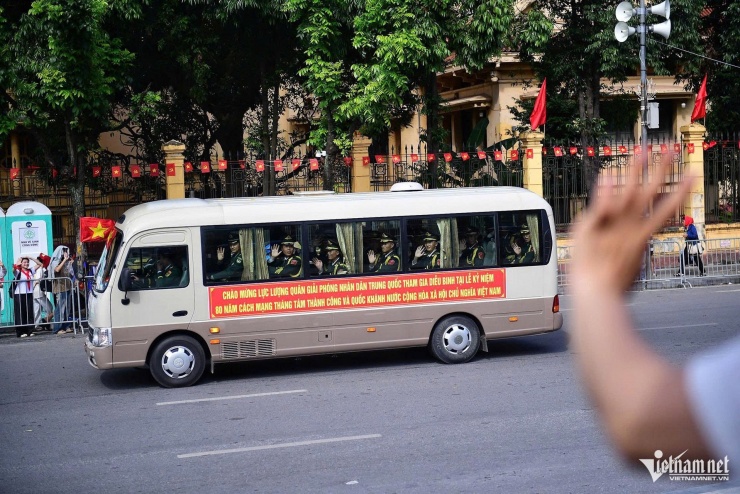 Các chiến sĩ khối diễu binh Trung Quốc ngồi trên ô tô vẫy tay tạm biệt. Ảnh: Nguyễn Huế