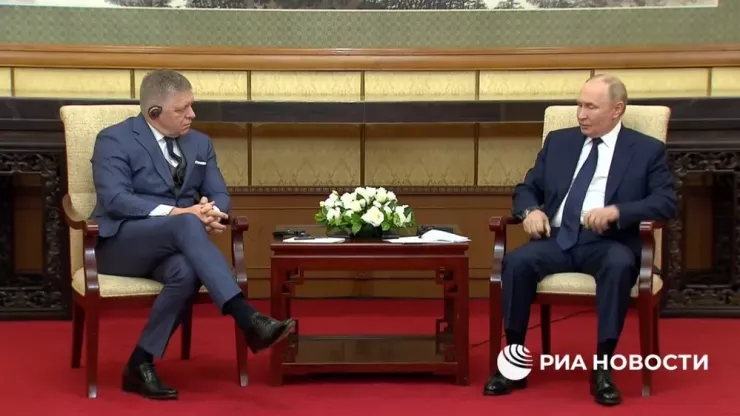 Tổng thống Nga Vladimir Putin (trái) hội đàm với Thủ tướng Slovakia Robert Fico tại Bắc Kinh (thủ đô Trung Quốc) ngày 2-9. Ảnh: RIA NOVOSTI
