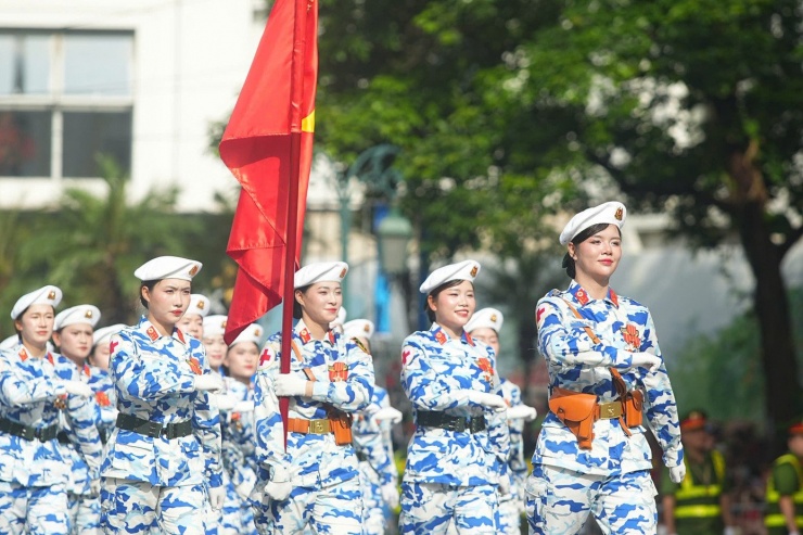 Những &#39;bông hồng thép&#39; trong lễ diễu binh trên Quảng trường Ba Đình - 1