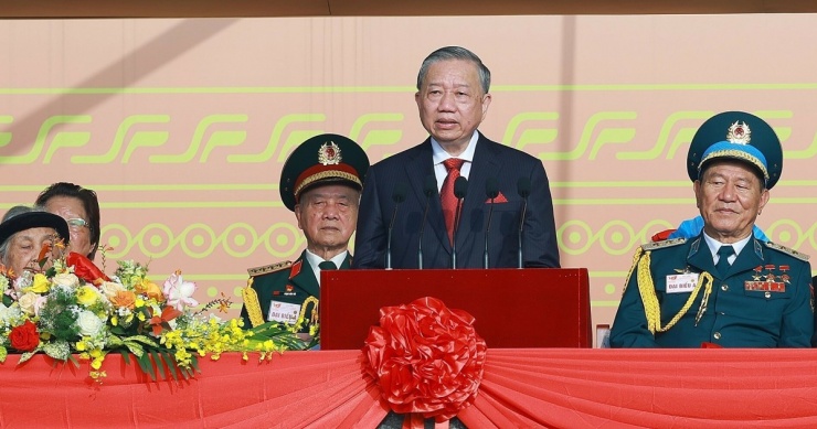 Hải - lục - không quân cùng khí tài diễu binh mừng Quốc khánh 1 Tổng Bí thư Tô Lâm đọc diễn văn khai mạc trên lễ đài, hai bên ông là các mẹ Việt Nam anh hùng, nguyên Bộ trưởng Quốc phòng Phạm Văn Trà và trung tướng - anh hùng phi công Phạm Tuân. Ảnh: TTXVN