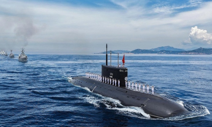 Hải - lục - không quân cùng khí tài diễu binh mừng Quốc khánh 7 Tàu ngầm Kilo trong đội hình diễu binh biển. Ảnh: Quân chủng Hải quân