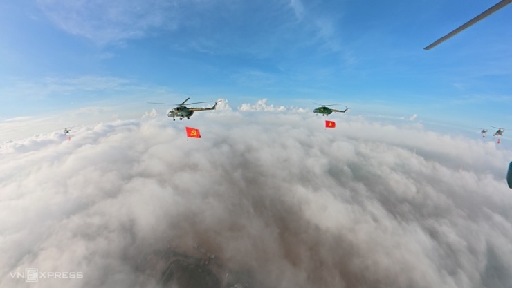 Hải - lục - không quân cùng khí tài diễu binh mừng Quốc khánh 5 Biên đội trực thăng kéo cờ Đảng, cờ Tổ quốc về Ba Đình. Ảnh: Huy Mạnh