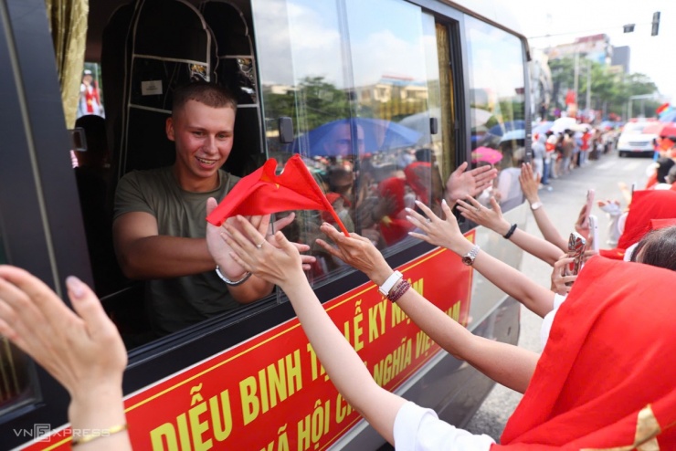 Hải - lục - không quân cùng khí tài diễu binh mừng Quốc khánh 12 Quân nhân Nga đã thay quân phục, vui vẻ chia tay người dân. Ảnh: Trần Quỳnh