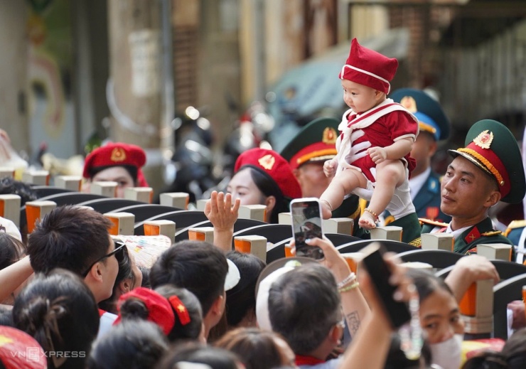 Hải - lục - không quân cùng khí tài diễu binh mừng Quốc khánh 11 Các chiến sĩ và người nhà chờ đợi được đoàn tụ tại Cung thể thao Quần Ngựa. Ảnh: Nguyễn Hoàng Giang