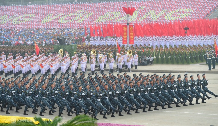 Hải - lục - không quân cùng khí tài diễu binh mừng Quốc khánh 8 Khối Tác chiến Không gian mạng qua lễ đài. Ảnh: Thanh Tùng