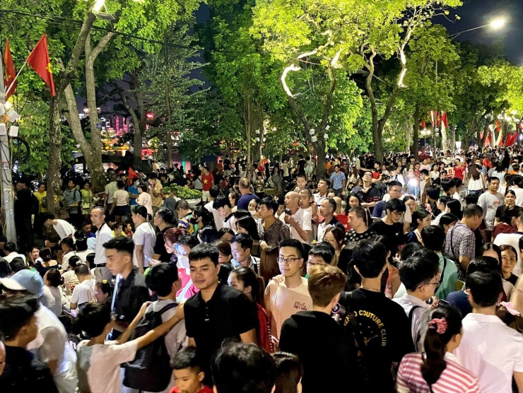 Khắp các ngả đường hướng về khu vực Hồ Gươm, người dân đổ dồn về đây mỗi lúc một đông mong được xem pháo hoa.