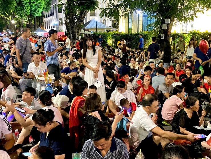 Do lượng người đổ về xem bắn pháo hoa rất đông nên toàn bộ tuyến đường ven hồ và các tuyến đường lân cận bị tắc cứng khoảng từ 19h.