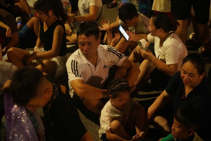 Các em nhỏ được bố mẹ đưa tới phố đi bộ Hồ Gươm từ chiều 2/9 để giữ chỗ.