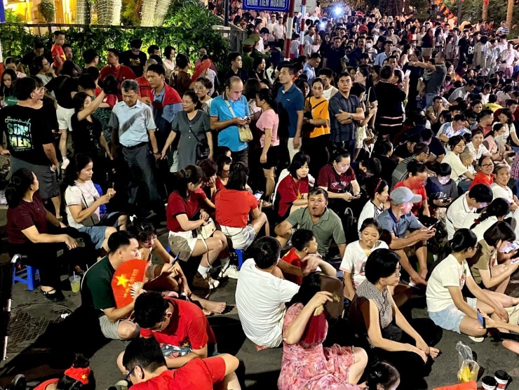 Tối 2/9, thủ đô Hà Nội sẽ đồng loạt tổ chức bắn pháo hoa tầm cao tại 5 địa điểm: Hồ Hoàn Kiếm, Hồ Tây, Sân vận động Mỹ Đình, Công viên Thống Nhất và Hồ Văn Quán. Mỗi trận địa huy động khoảng 600 quả pháo tầm cao cùng 90 giàn pháo tầm thấp, trình diễn trong 15 phút, từ 21h đến 21h15.