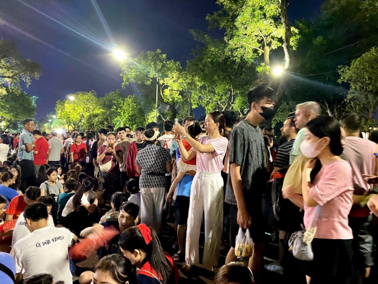 Theo đó, pháo hoa ở Hà Nội sẽ đồng loạt khai hỏa lúc 21h và kéo dài 15 phút. Tổng số lượng gồm 3.600 quả pháo tầm cao, 540 giàn tầm thấp, kinh phí khoảng 13,45 tỷ đồng.