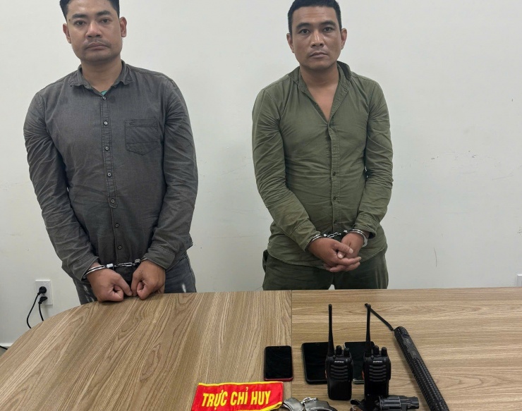 Chân dung 2 đối tượng giả danh công an Nguyễn Thành Như, Hoàng Đức Vượng và tang vật thu giữ. Ảnh: Cơ quan công an