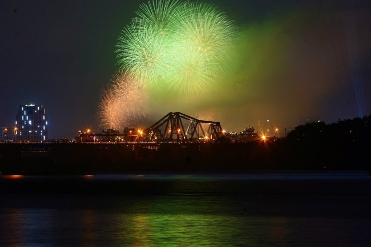 Đúng 21h, các điểm tổ chức pháo hoa ở Hà Nội đồng loạt khai hỏa