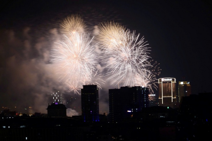  Pháo hoa thắp sáng bầu trời đêm Hà Nội bằng những sắc màu. 