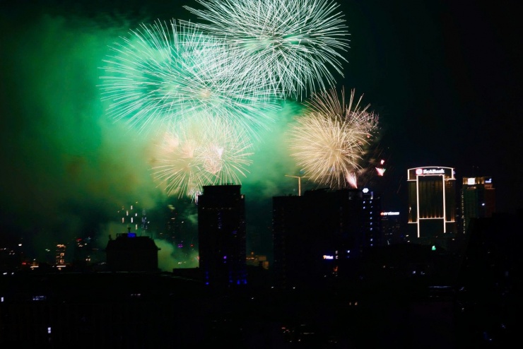 Pháo hoa thắp sáng trời đêm Hà Nội mừng Quốc khánh - 4