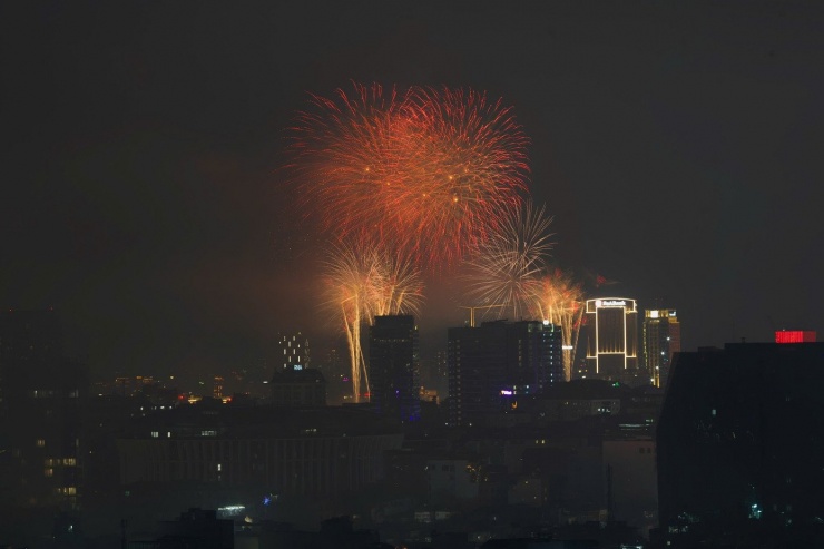  Giữa màn đêm huyền ảo, pháo hoa rực sáng  vẽ nên những bức tranh rực rỡ, lấp lánh trên bầu trời Thủ đô.  