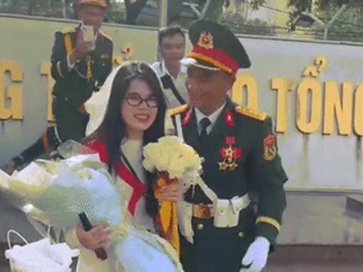 Được chiến sĩ cầu hôn ngay sau diễu binh, cô gái Cần Thơ xúc động nghẹn ngào
