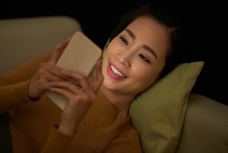 Người dùng thường có thói quen sử dụng điện thoại trước khi cắm sạc qua đêm.