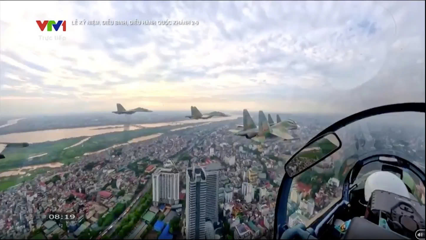 Những tiêm kích "Hổ mang chúa" Su-30MK2 biểu diễn (Ảnh chụp màn hình)