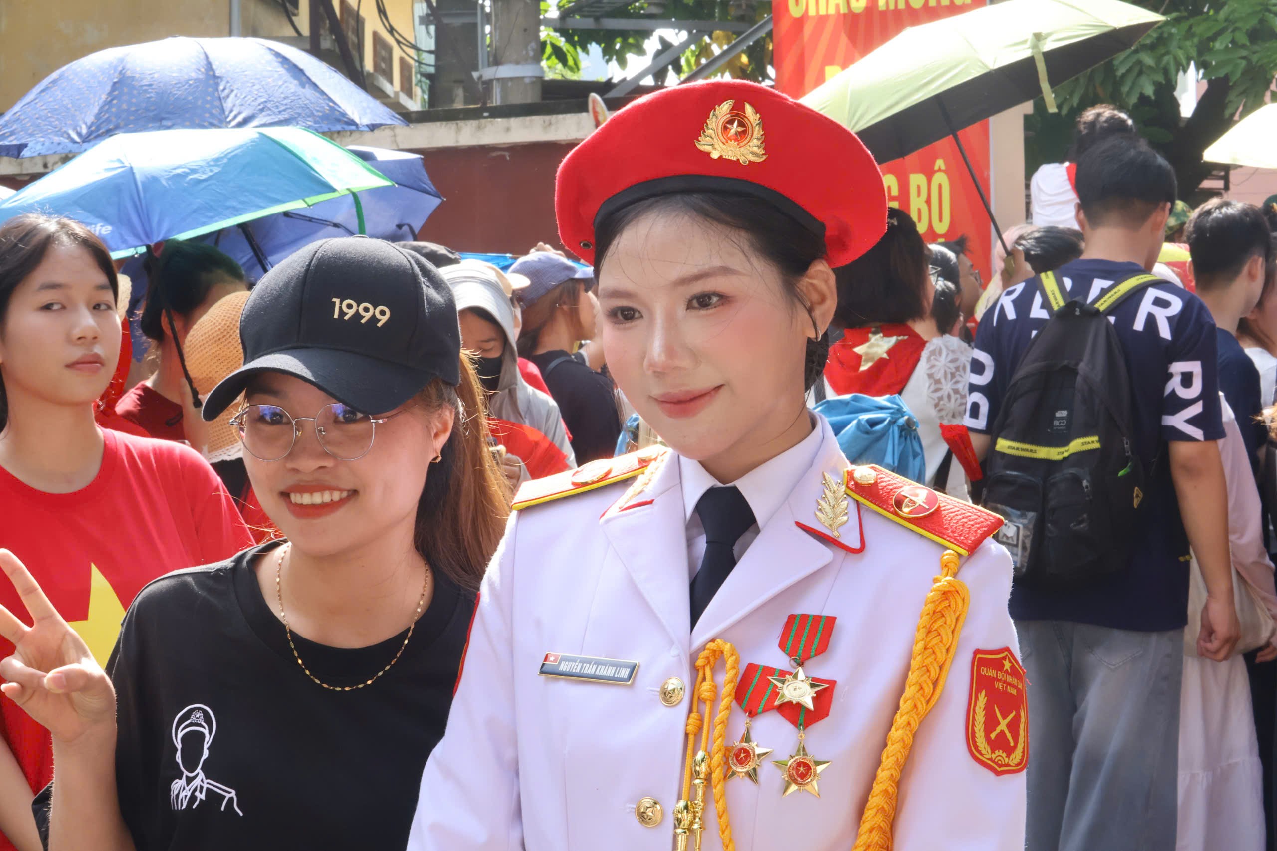 Nữ chiến sĩ khối quân nhạc giao lưu, chụp ảnh cùng người dân Thủ đô Hà Nội. Ảnh: Hải Anh