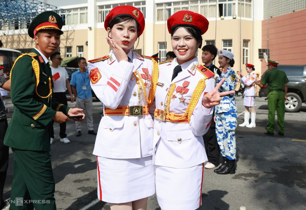 Trước cung thể thao Quần Ngựa, các quân nhân vui vẻ chụp ảnh và trò chuyện với nhau về quãng thời gian làm nhiệm vụ A80. Ảnh: Đức Đồng