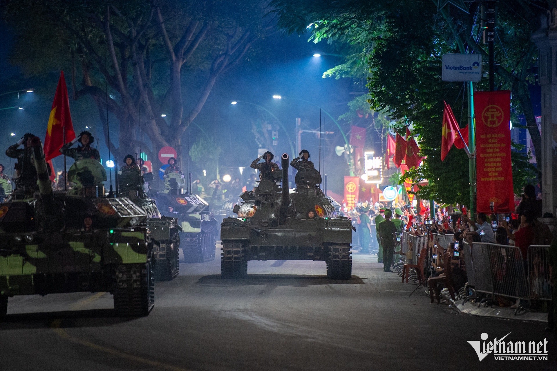 Dàn xe tăng, khí tài cùng vạn chiến sĩ hội tụ về Quảng trường Ba Đình - 19