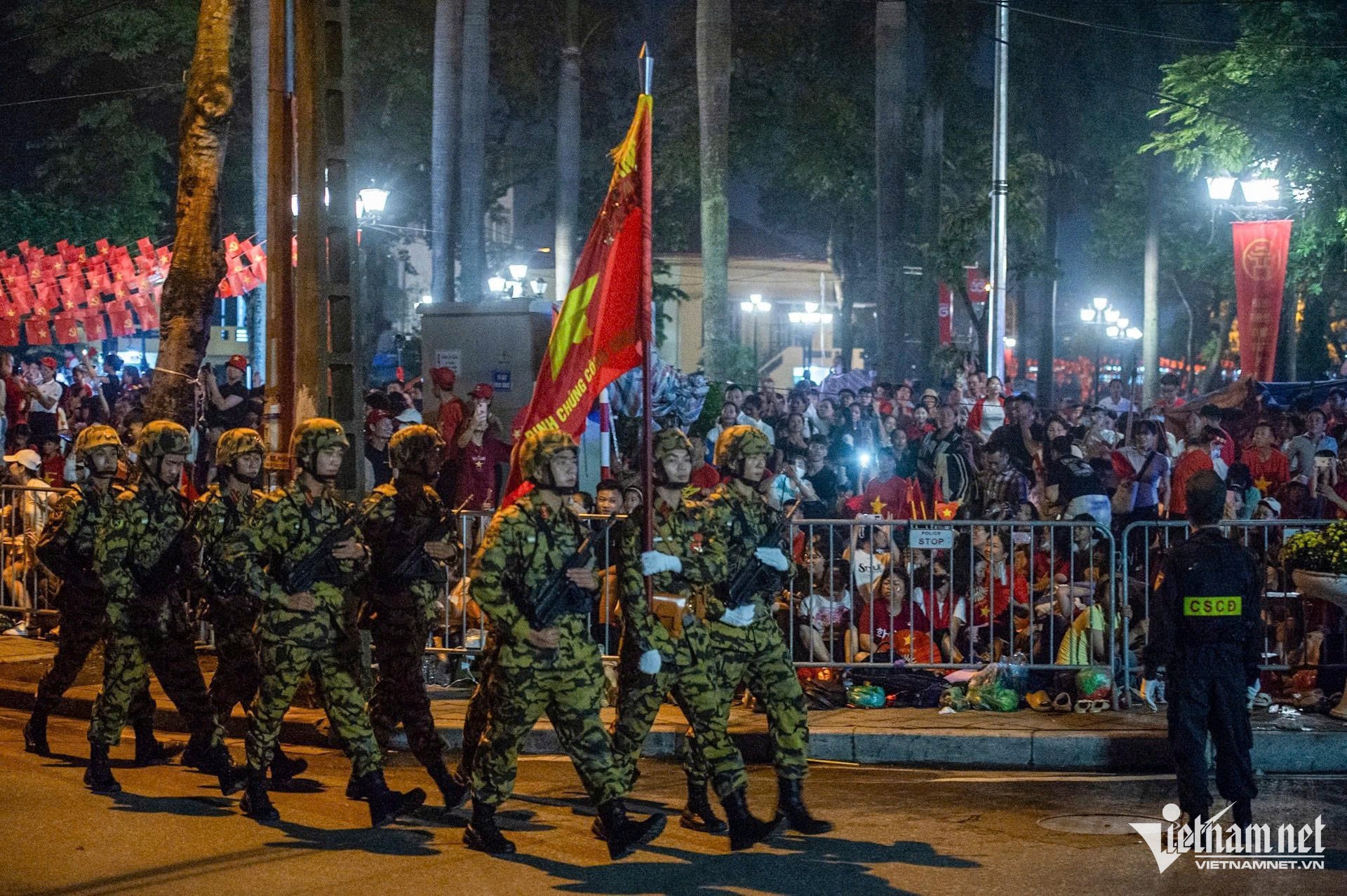 Khối chiến sĩ Công binh trong quân phục rằn ri hoa văn in loang với tông vàng sẫm kết hợp nâu ghi, cùng trang bị súng. Ảnh: Thế Bằng