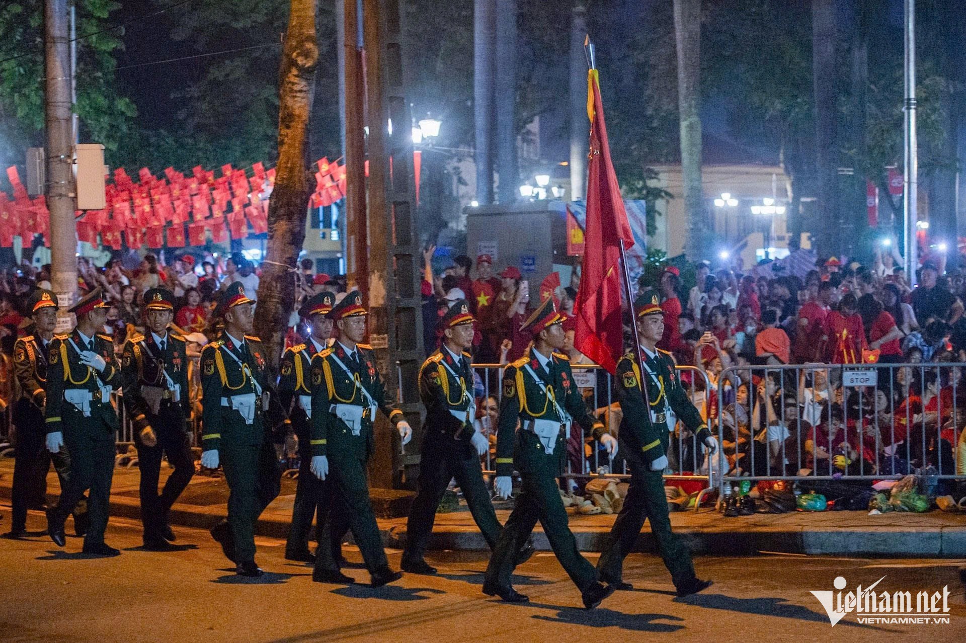 Dàn xe tăng, khí tài cùng vạn chiến sĩ hội tụ về Quảng trường Ba Đình - 29