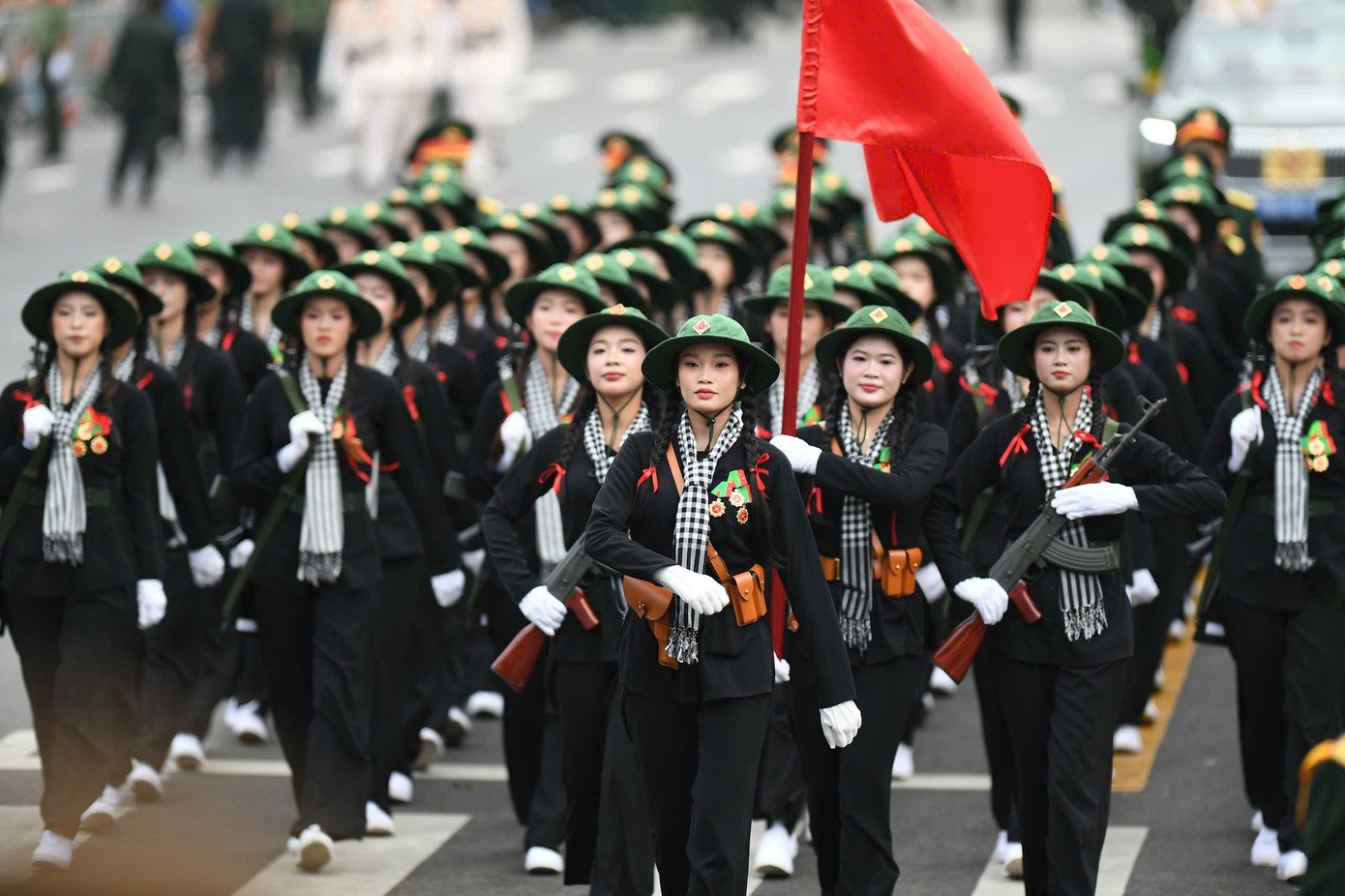 Du kích miền Nam khoác khăn rằn, đội nón tai bèo, luôn bám xóm, bám ấp, đánh giặc mọi lúc, mọi nơi, có vai trò quan trọng trong ba mũi giáp công: quân sự, chính trị và binh địch vận; góp phần làm nên Đại thắng mùa Xuân năm 1975, thỏa mong ước Bắc Nam sum họp một nhà của Bác Hồ kính yêu.