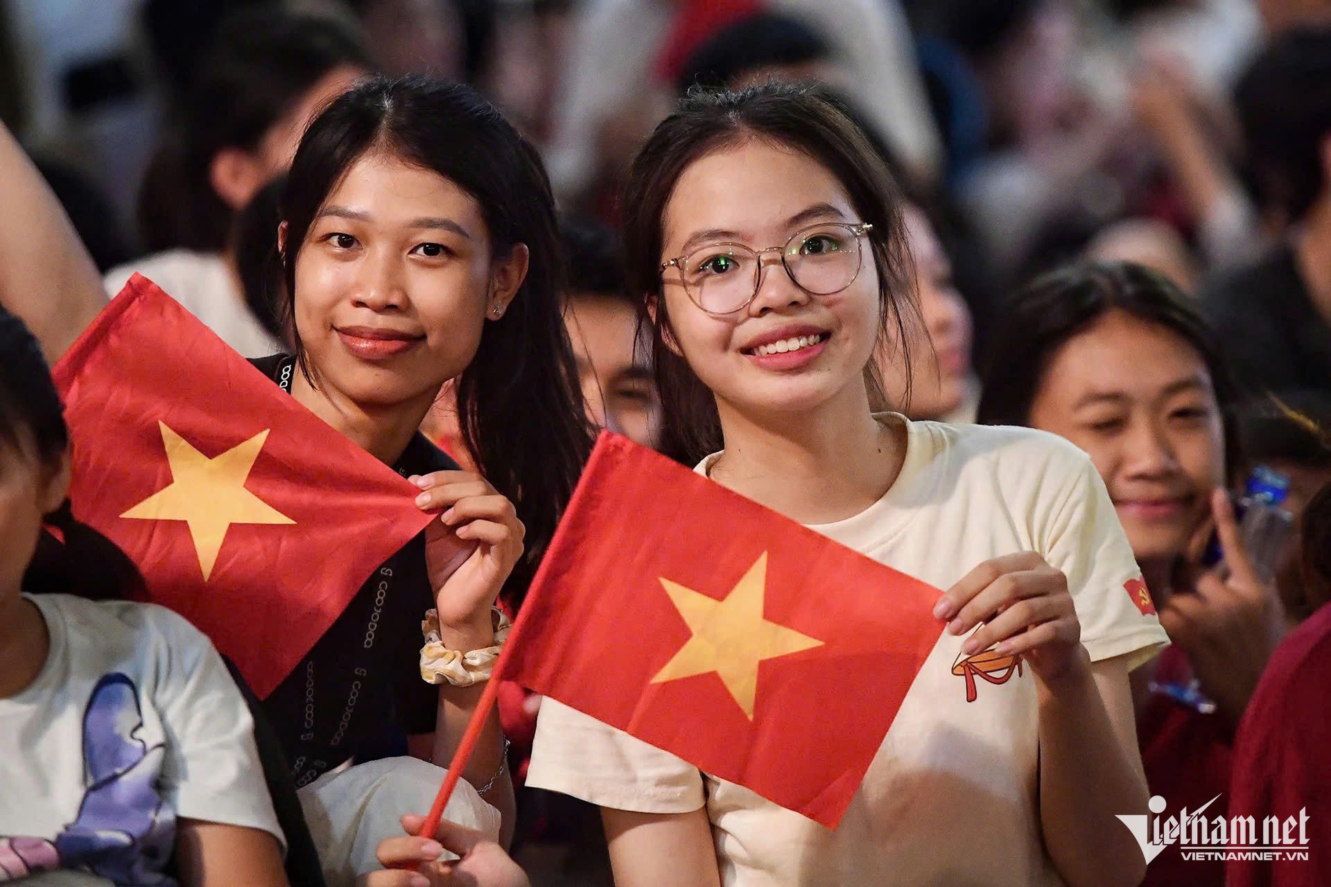 Lan và Thư có mặt tại Tràng Tiền từ chiều qua để giữ chỗ cho ngày lễ chính thức 2/9. Ảnh: Nguyễn Huế