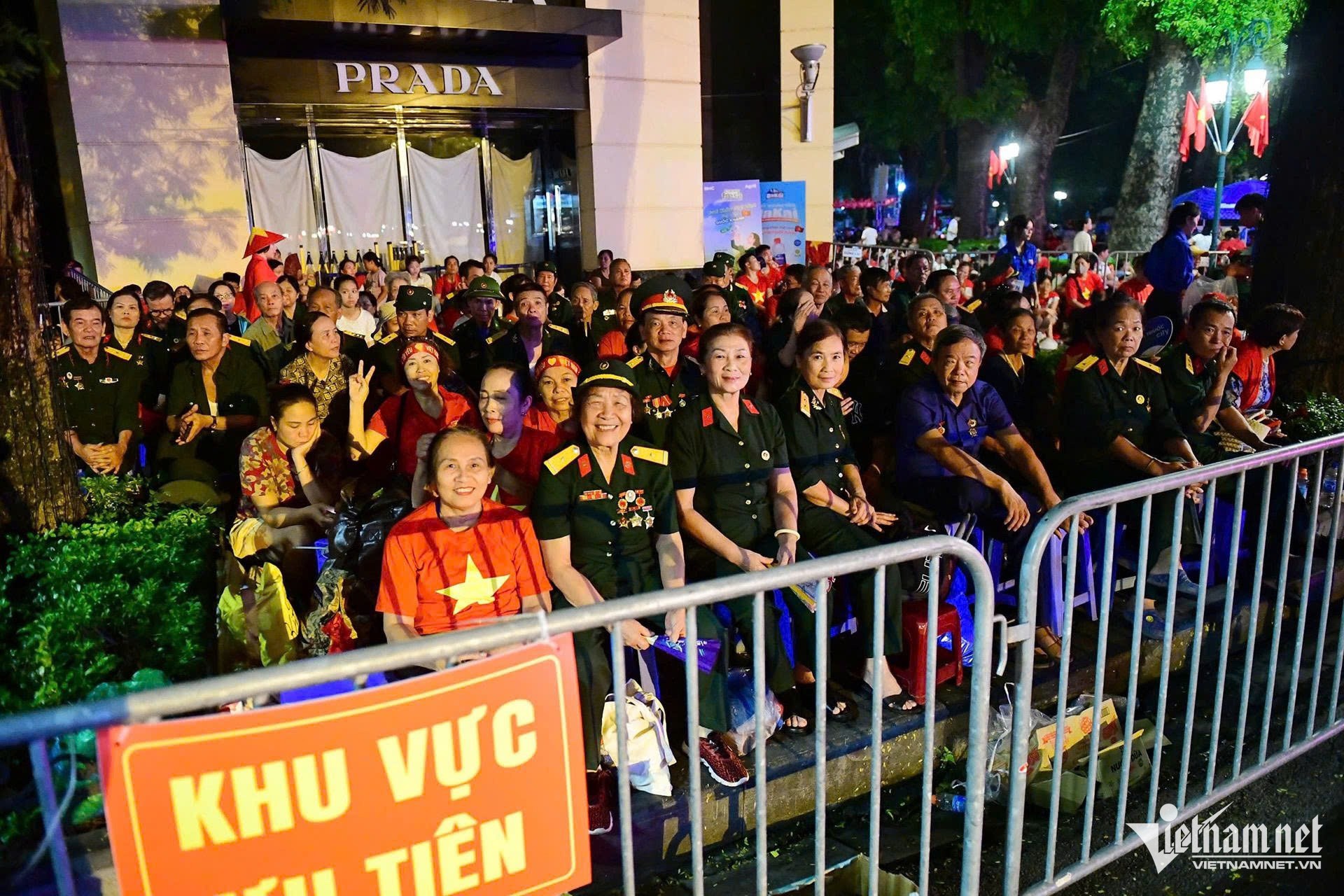 Các cựu chiến binh vui vẻ mong chờ đến sáng để xem diễu binh. Ảnh: Nguyễn Huế