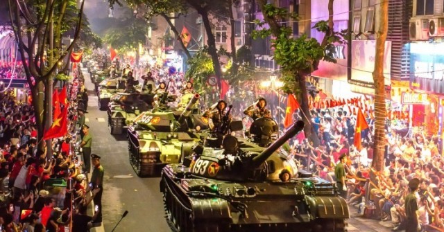 Dàn xe tăng, khí tài cùng vạn chiến sĩ hội tụ v...