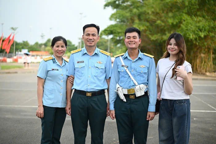 Hai mẹ con quân nhân cùng tham gia diễu binh, diễu hành A80
