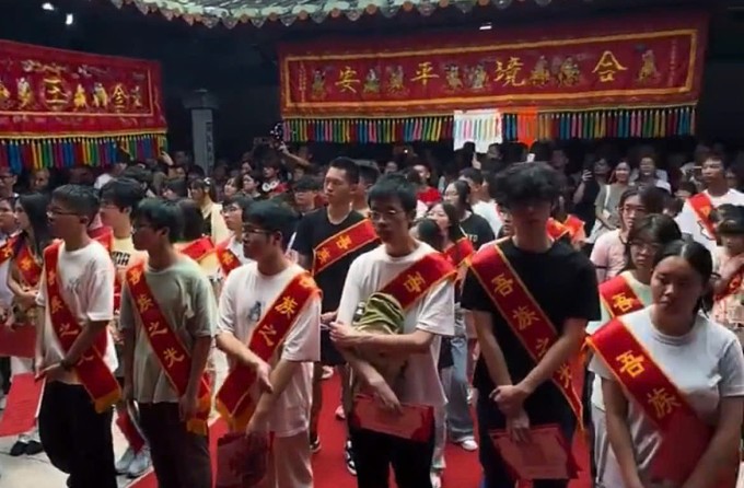 Khung cảnh lễ trao học bổng của làng Pengdao. Ảnh: Weibo