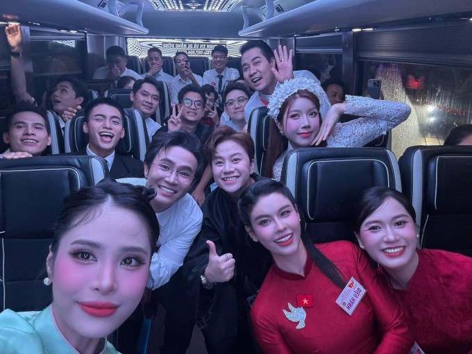 Đoàn xe chở dàn nghệ sĩ gồm ca nương Kiều Anh, Huỳnh Lập, Bảo Hân, Trang Pháp, Trương Quỳnh Anh, Lâm Vỹ Dạ... đến điểm tập kết tại đường Quán Thánh (Hà Nội) lúc 3h sáng. MC Nguyên Khang cho biết anh cùng các đồng nghiệp đã thức trắng đêm để chuẩn bị cho sự kiện trọng đại.