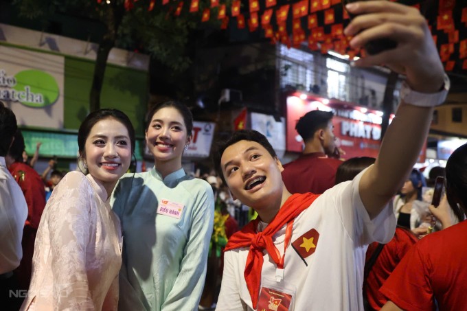 Hoa hậu Trúc Linh và á hậu Châu Anh cùng diện áo dài dáng suông, rạng rỡ khi chụp ảnh cùng người hâm mộ lúc 4h sáng.
