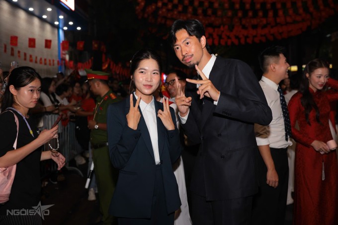 Rapper Đen Vâu cũng được nhiều khán giả đề nghị chụp ảnh chung. Theo Cục trưởng Xuân Bắc, anh là nghệ sĩ đầu tiên liên hệ để được tham gia khối văn hóa - thể thao trong lễ diễu binh, diễu hành kỷ niệm 80 năm Quốc khánh 2/9.
