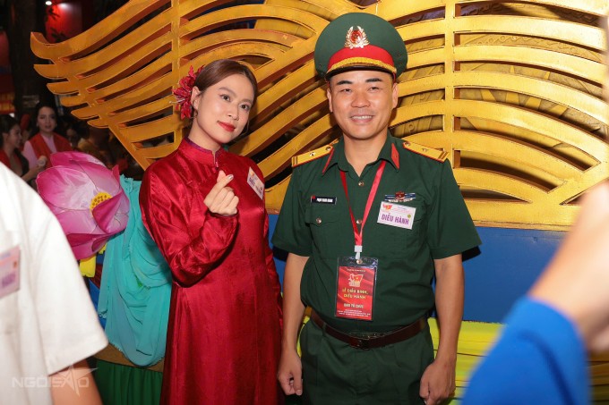 Nữ ca sĩ cho biết hồi hộp, xúc động vì được tham gia sự kiện trọng đại của quốc gia nên quên hết cảm giác mệt mỏi khi phải thức xuyên đêm.