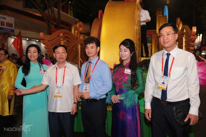 Cục trưởng Nghệ thuật Biểu diễn, NSND Xuân Bắc (giữa) có mặt tại đường Quán Thánh để động viên các nghệ sĩ hoàn thành tốt nhiệm vụ.