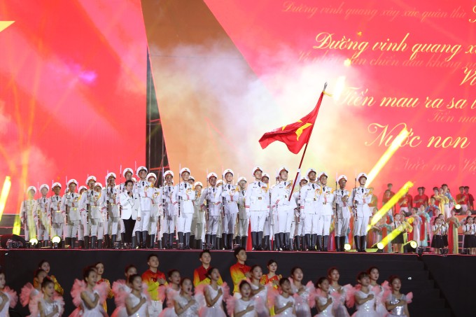 Toàn thể nghệ sĩ và khán giả thực hiện nghi lễ chào cờ và hát Quốc ca cuối chương trình.